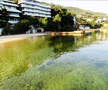 Águas cristalinas na Costa Esmeralda