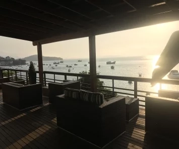 Pôr do sol de frente para o mar